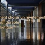 Image de couverture stylisée avec titre pour l’article Comment choisir un revêtement de sol intérieur durable et esthé…
