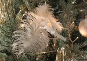 Boules de Noël brillantes sur la décoration de la chambre, avec sapin et guirlandes en arrière-plan.