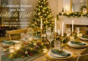 Salon décoré pour Noël avec sapin, guirlandes lumineuses et éléments festifs sur la table.